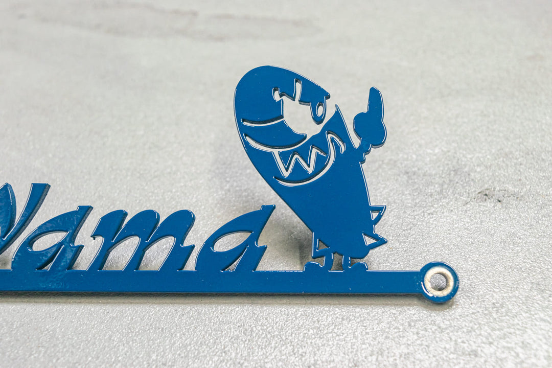 オリジナルキャラクターを取り入れた制作事例｜チームカラーで仕上げたネイビーブルーの表札