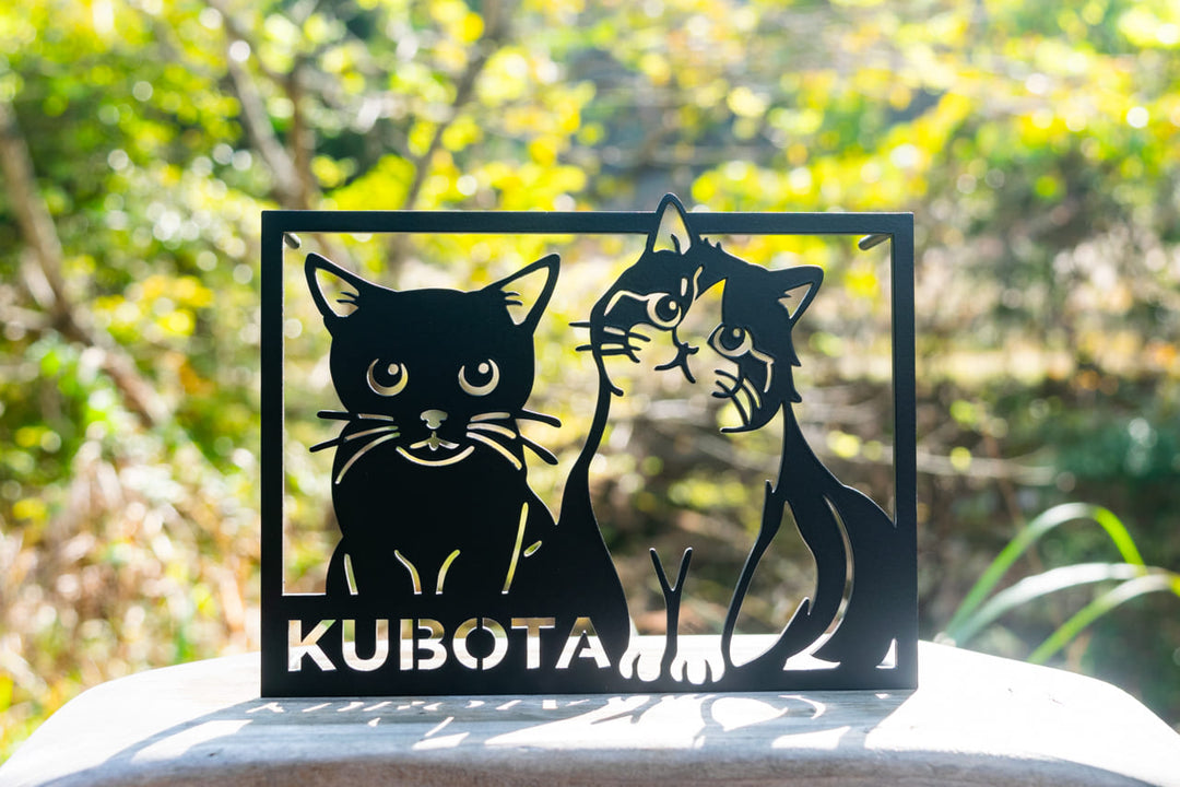 猫グッズのオーダーメイドならこれ！2匹の猫をデザインした表札をご紹介