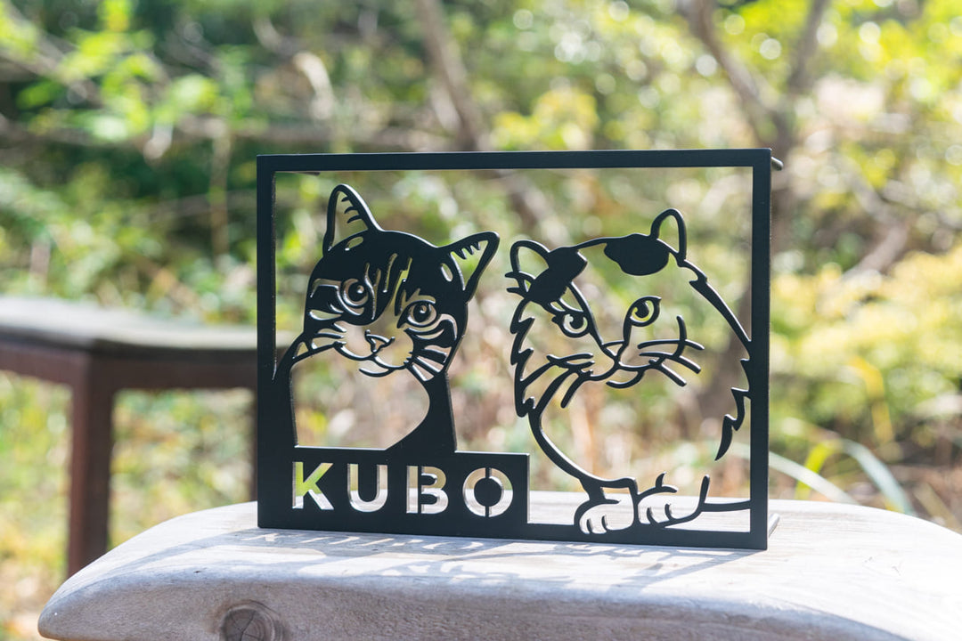猫との暮らしをそのまま形に。仲良し2匹のオーダーメイド猫表札の紹介