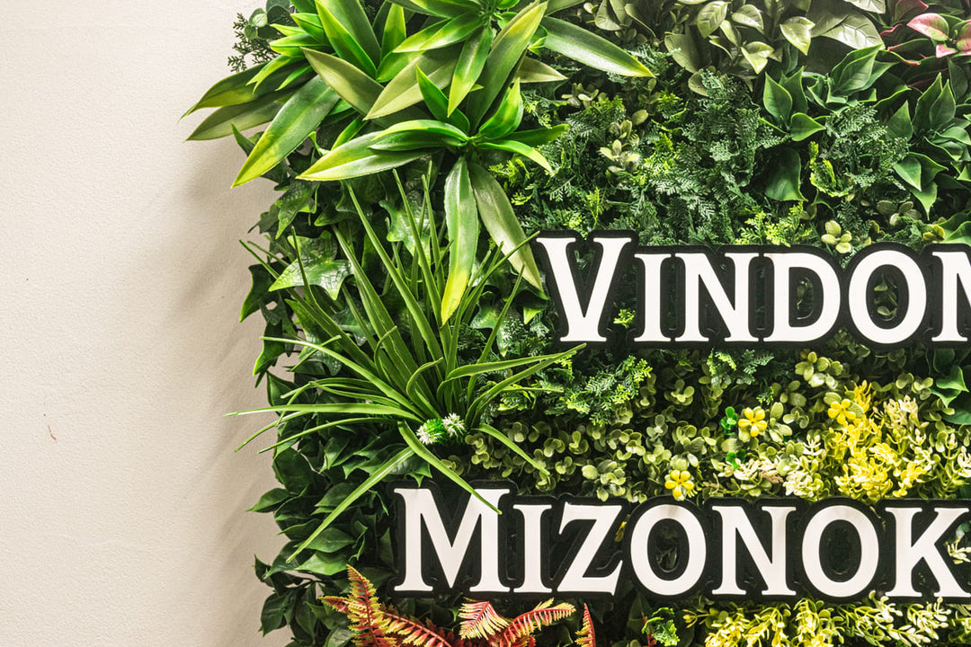 フェイクグリーン×切り文字でつくる、エントランスサインの新しい選択肢【Midoria】