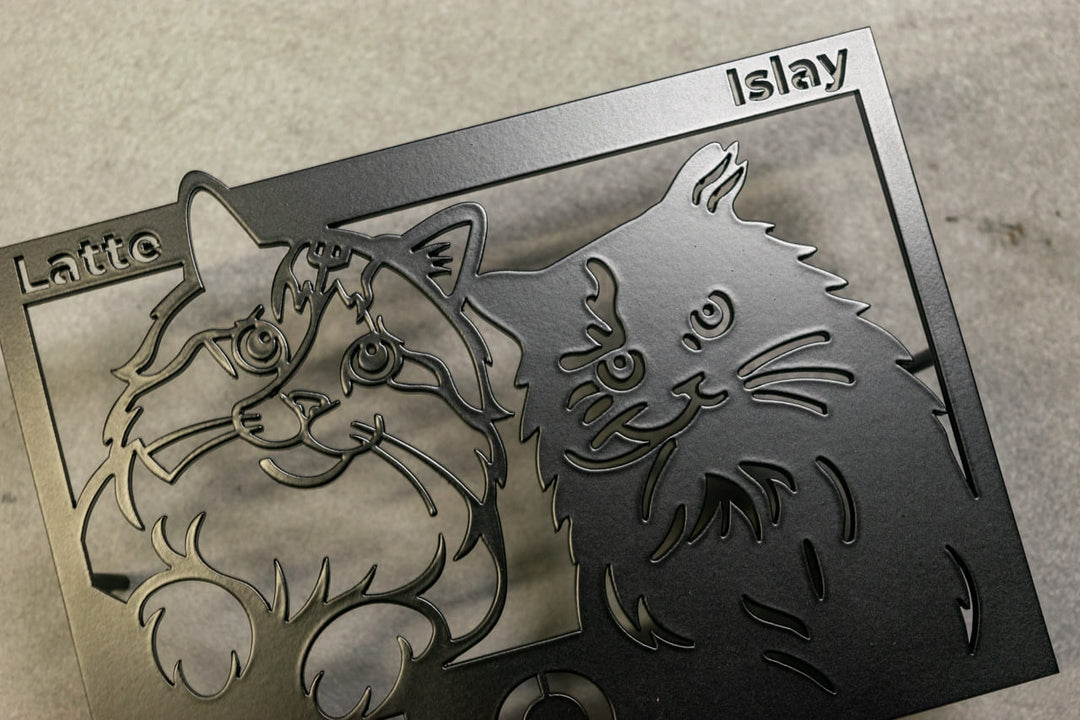 猫が2匹いる暮らしを、そのまま表札に。猫の名前入りオーダーメイド表札【NEKOKO】