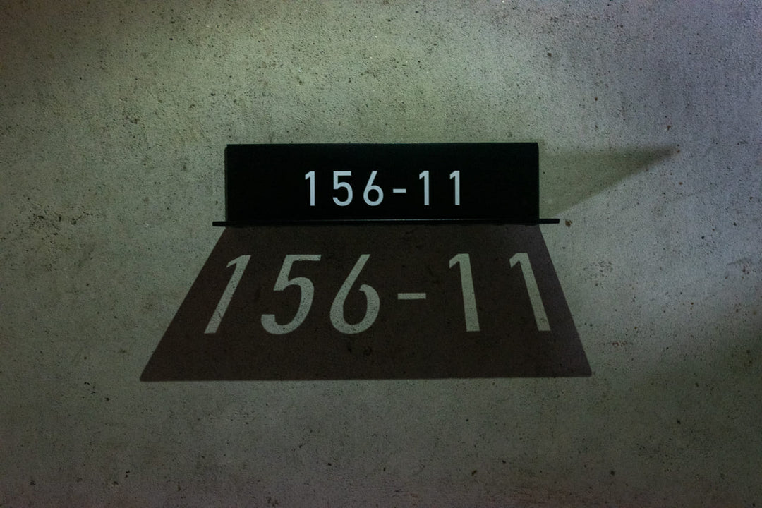 【表札×照明】影を映し出す表札「Shadow」の照明選びと設置ポイント