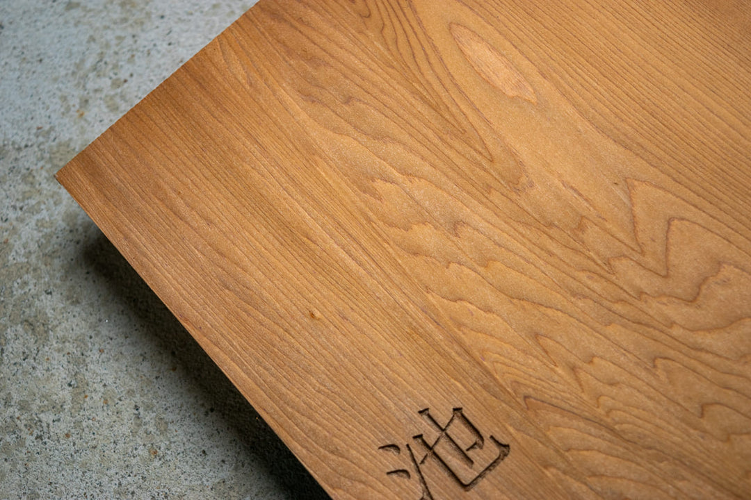 屋久杉表札【YAKUMO-2】英字と漢字の2フォント｜取り外し可能な簡単取付｜マンション・アパートにも