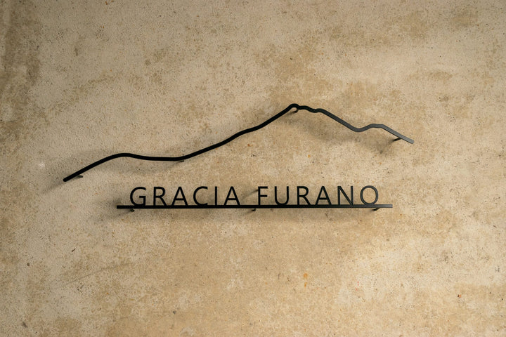 ショップロゴを基にしたステンレス製の切り文字看板を制作します