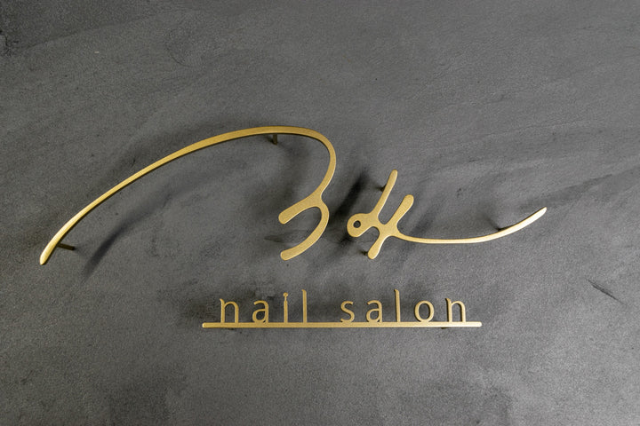 ショップロゴを基にしたステンレス製の切り文字看板を制作します