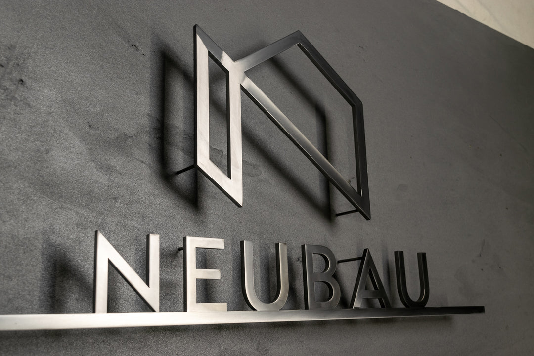 ショップロゴを基にしたステンレス製の切り文字看板を制作します