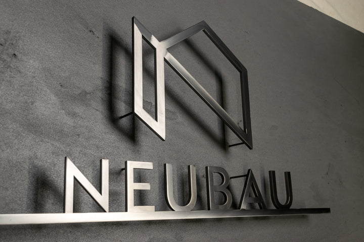 ショップロゴを基にしたステンレス製の切り文字看板を制作します