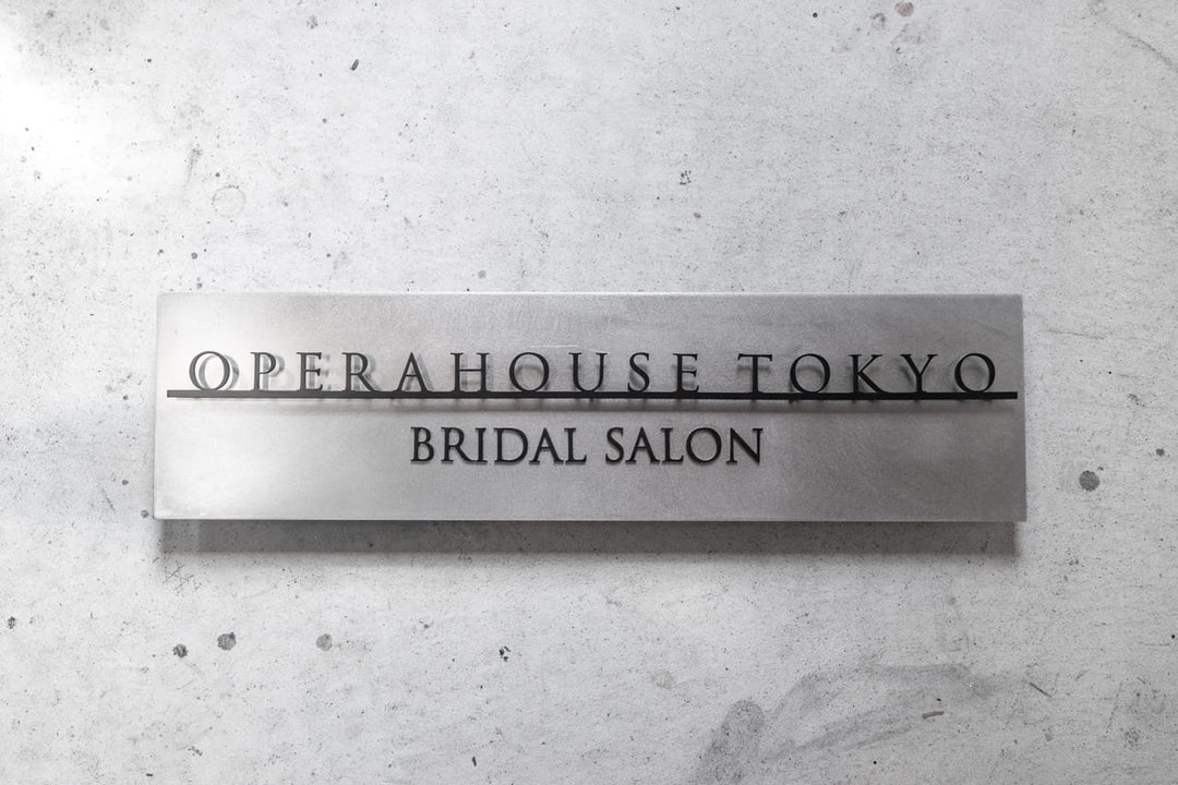 ショップロゴを基にしたステンレス製の切り文字看板を制作します