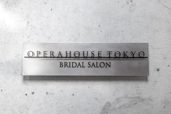 ショップロゴを基にしたステンレス製の切り文字看板を制作します