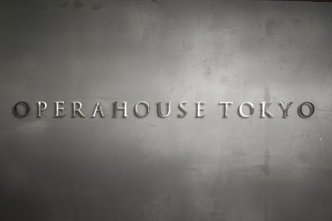 ショップロゴを基にしたステンレス製の切り文字看板を制作します