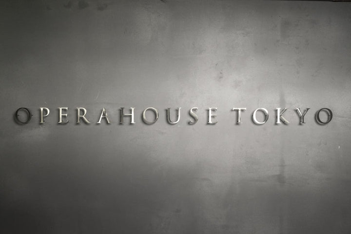 ショップロゴを基にしたステンレス製の切り文字看板を制作します