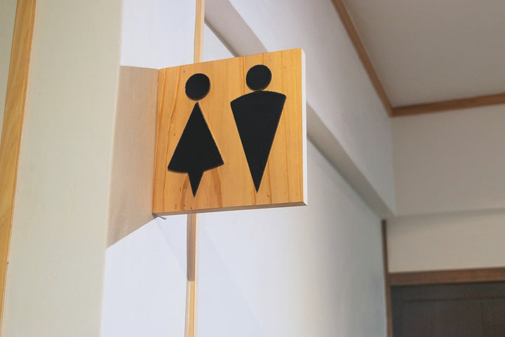 トイレサイン【MARKER】｜三河杉とステンレスの突出しトイレ看板